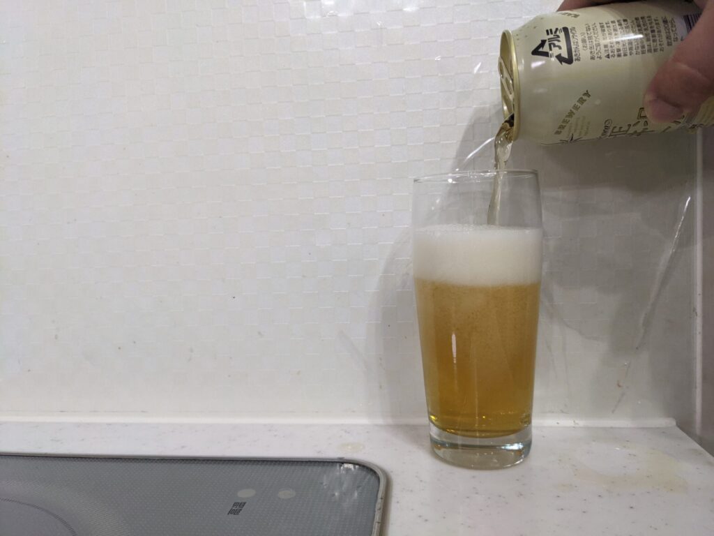 グラスに「軽井沢ビールClear（クリア）」を7割程注いでいるところ