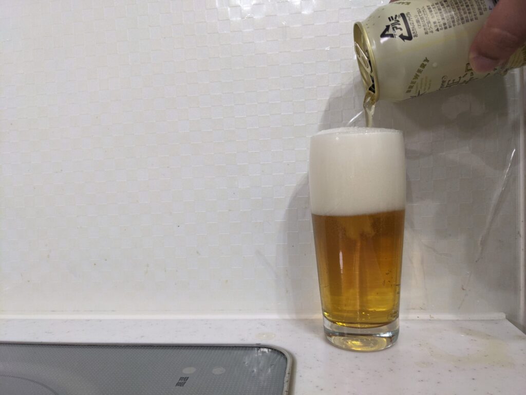 グラスいっぱいに「軽井沢ビールClear（クリア）」を注いでいるところ