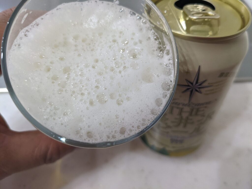 グラスに注がれた「軽井沢ビールClear（クリア）」を飲むところ