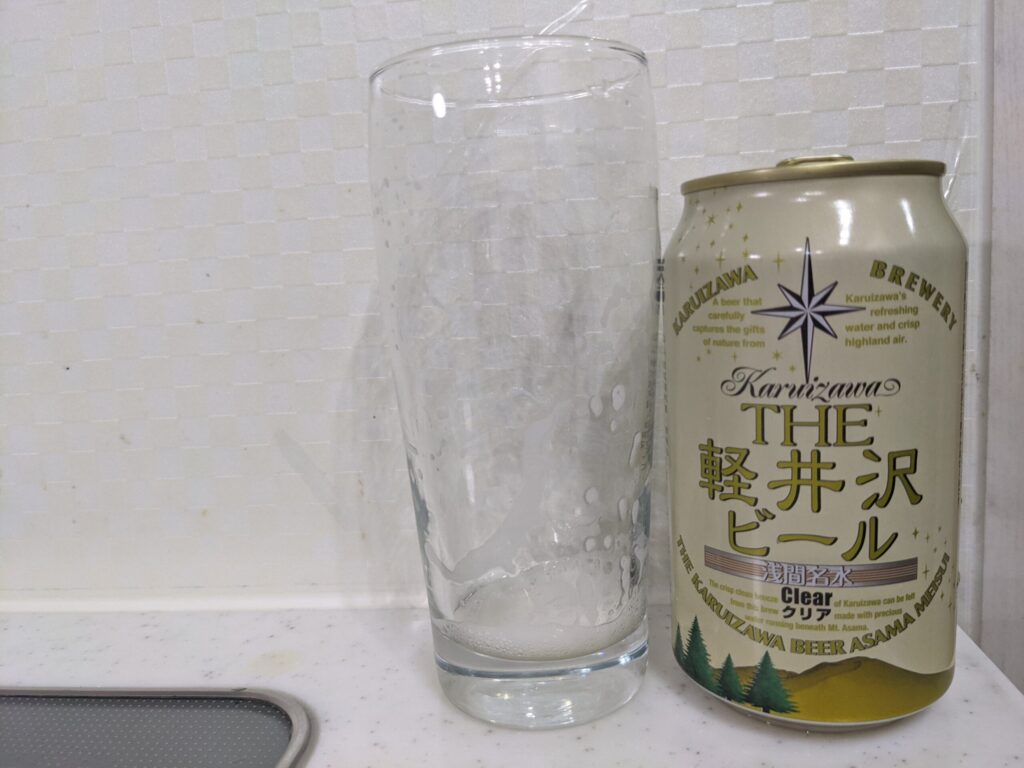 飲み終わた「軽井沢ビールClear（クリア）」のグラスとその空き缶