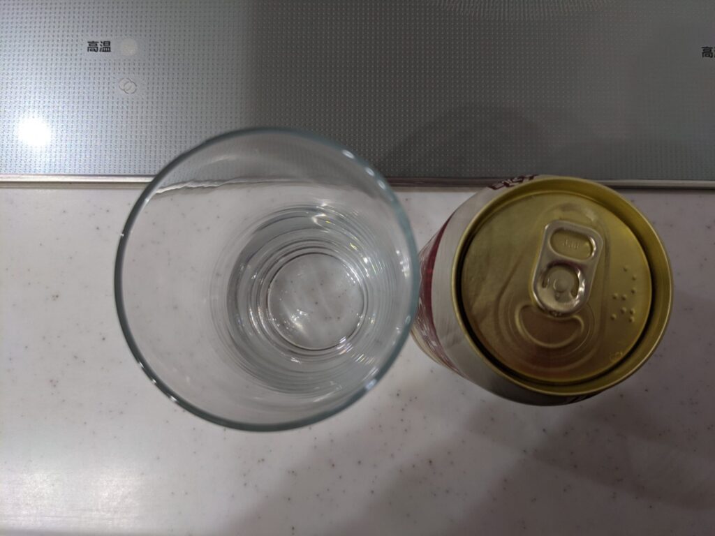 上から見たグラスと缶の「DHCラガービール」