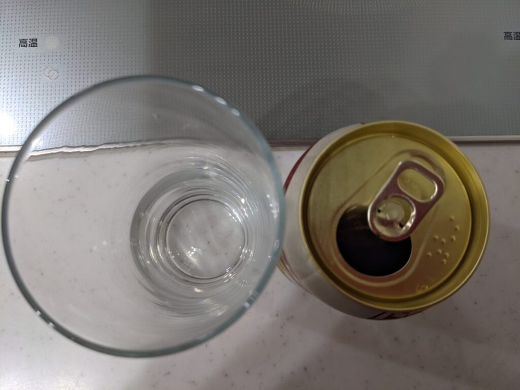 缶の「DHCラガービール」のフタを開ける