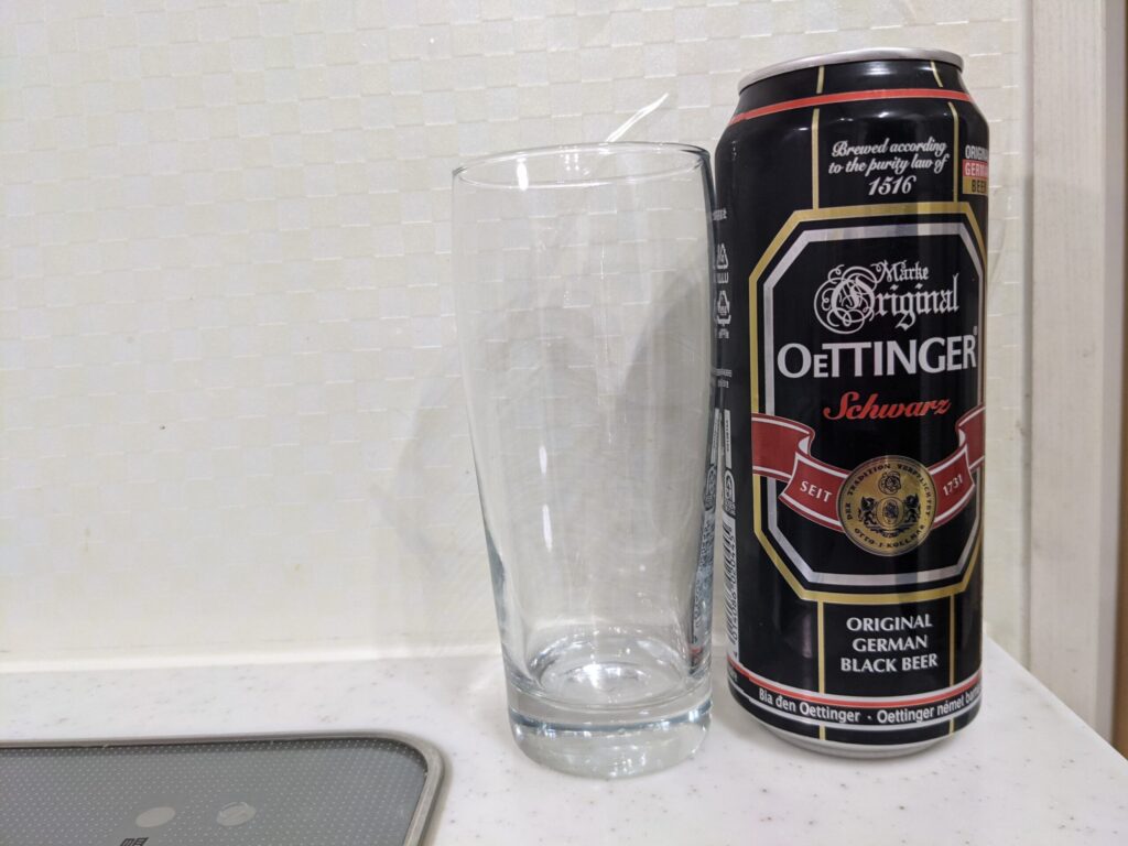 グラスと缶の「エッティンガーシュヴァルツ」