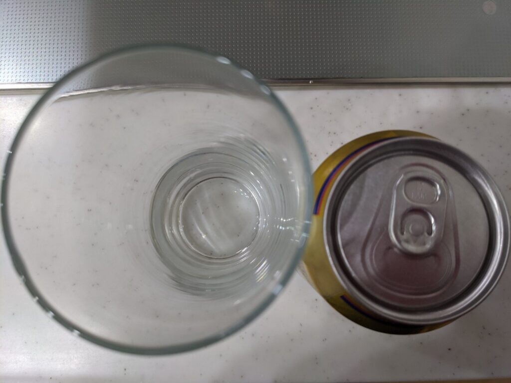 上から見たグラスと缶の「エッティンガーエクスポルト」