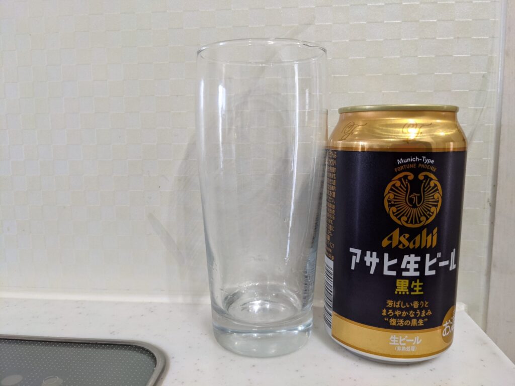 グラスと缶の「アサヒ生ビール黒生」