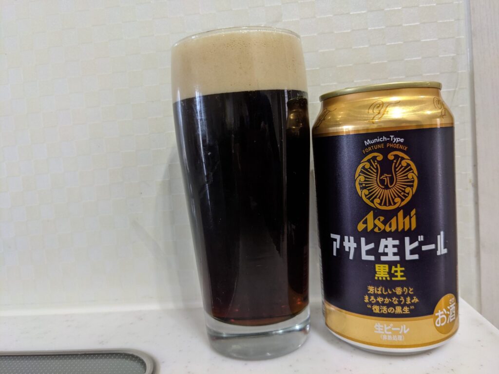 グラスに注がれた「アサヒ生ビール黒生」とその缶