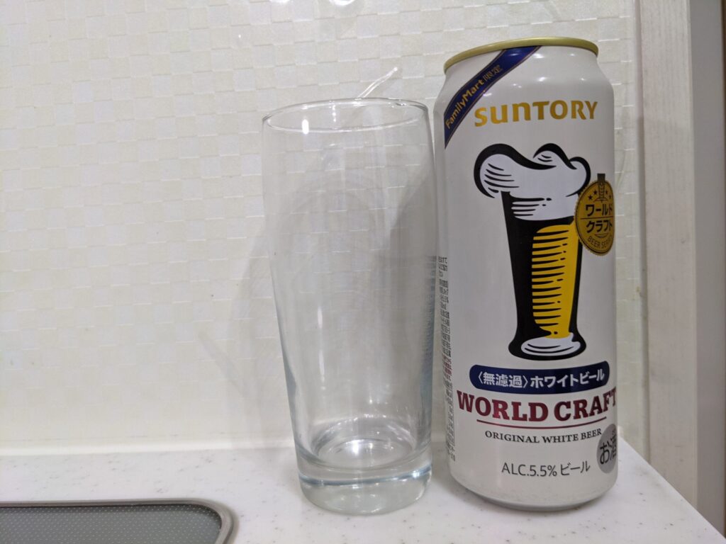 グラスと缶の「ワールドクラフト無濾過ホワイトビール」