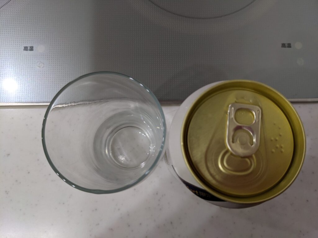 上から見たグラスと缶の「ワールドクラフト無濾過ホワイトビール」