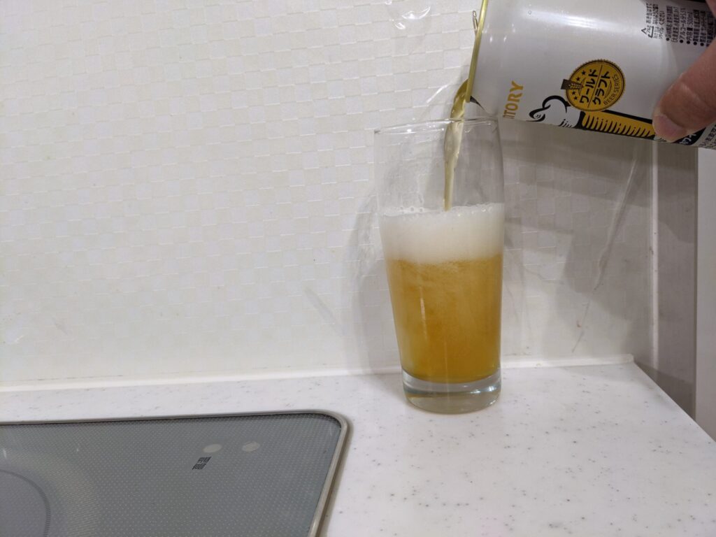 グラスに半分程の「ワールドクラフト無濾過ホワイトビール」を注いだところ