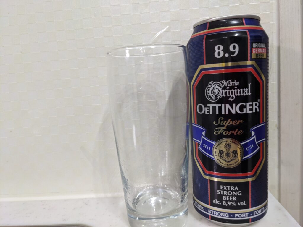グラスと缶の「エッティンガースーパーストロング」