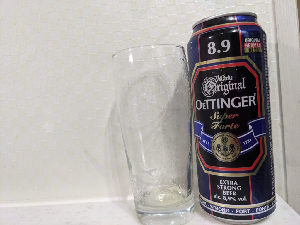 「エッティンガースーパーストロング」を飲み終えたグラスとその空き缶