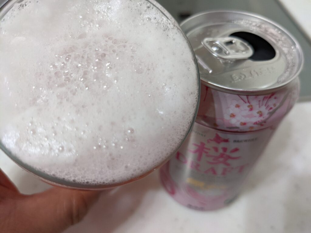 「網走ビール桜ドラフト」を飲むところ