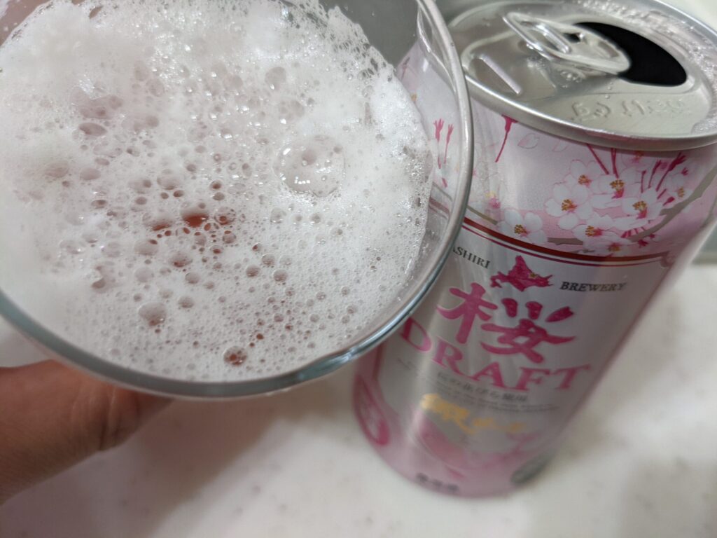 「網走ビール桜ドラフト」を一口飲んだところ