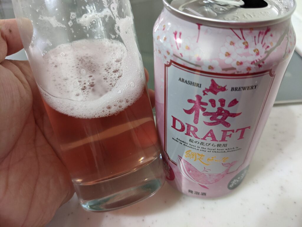 残り3割程のグラスに入った「網走ビール桜ドラフト」