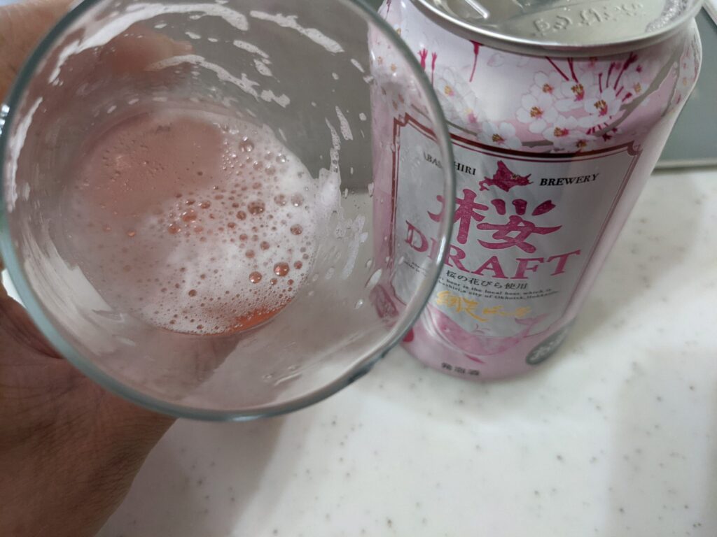 残り2割程のグラスに入った「網走ビール桜ドラフト」