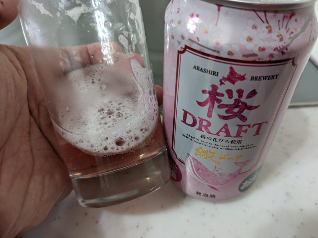 残り1割程のグラスに入った「網走ビール桜ドラフト」