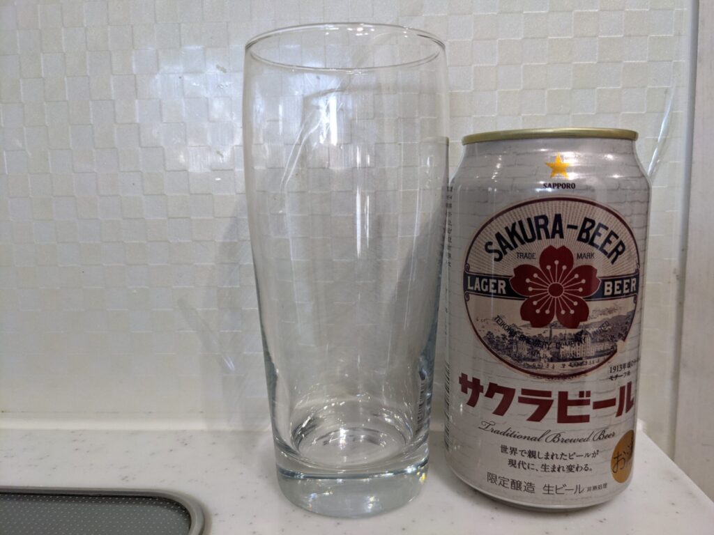 グラスと缶の「サッポロサクラビール」