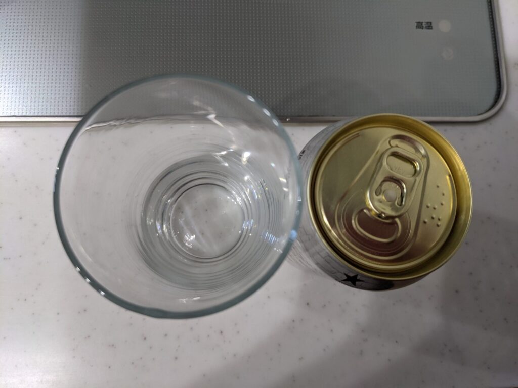 上から見たグラスと缶の「サッポロサクラビール」