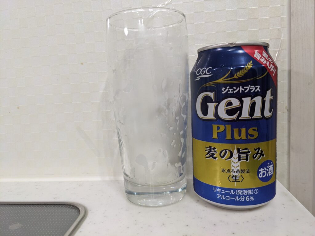 「ジェントプラス」が飲み終えたグラスとその空き缶