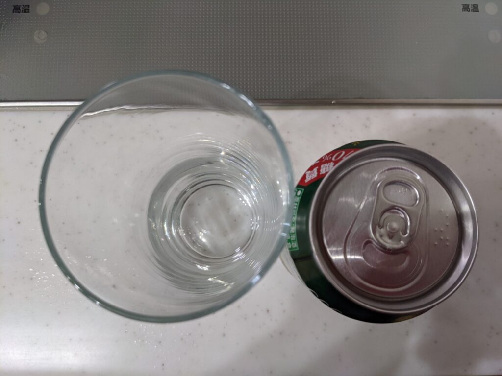 上から見たグラスと缶の「ジェントオフ」