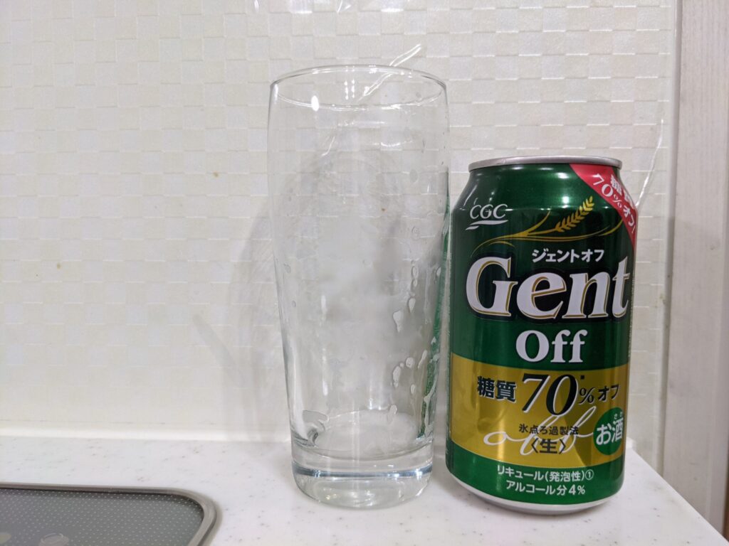 「ジェントオフ」が飲み終わったグラスとその空き缶