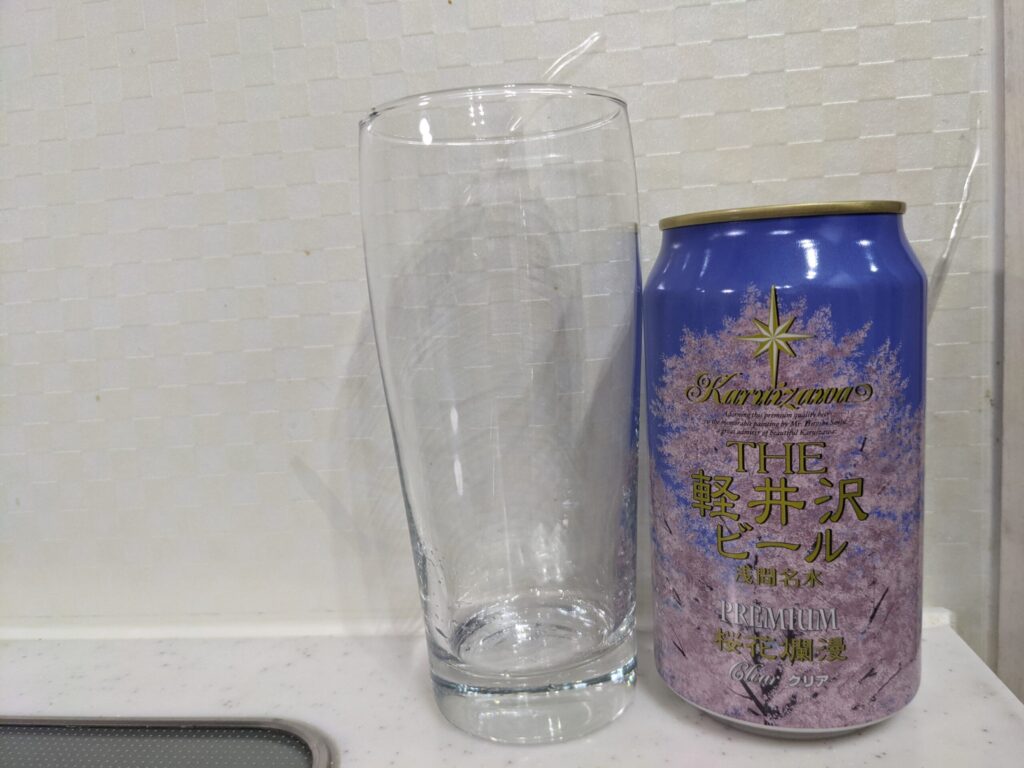 グラスと缶の「軽井沢ビール桜花爛漫プレミアム」