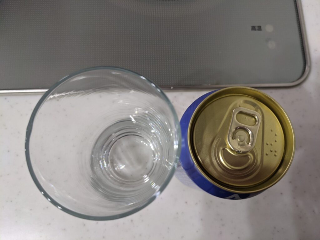 グラスと缶の「軽井沢ビール桜花爛漫プレミアム」を上から見たところ