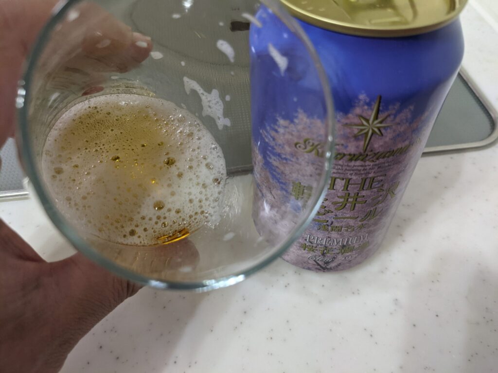 残り２割程のグラスに入った「軽井沢ビール桜花爛漫プレミアム」