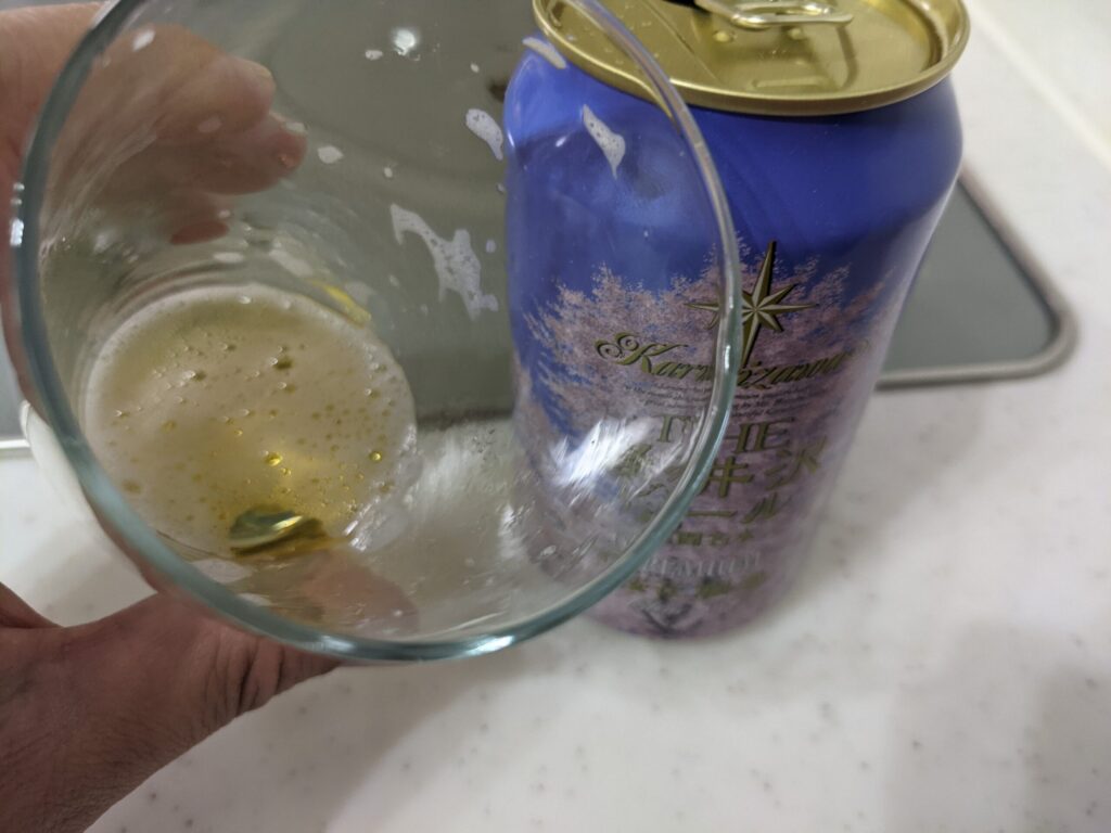 残り一口程のグラスに入った「軽井沢ビール桜花爛漫プレミアム」