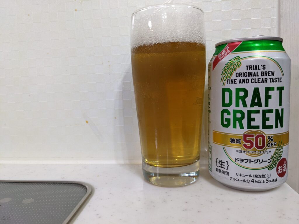 「ドラフトグリーン（トライアル）」が注がれたグラスとその缶