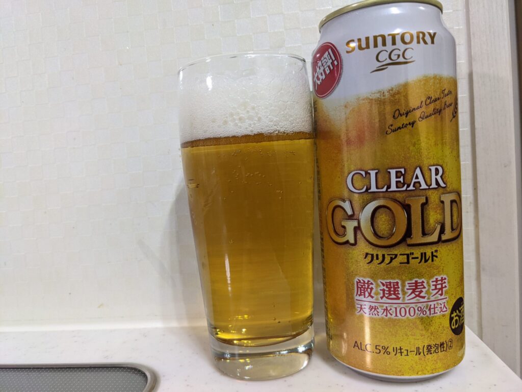 グラスに注がれた「クリアゴールド（サントリーCGC）」とその缶