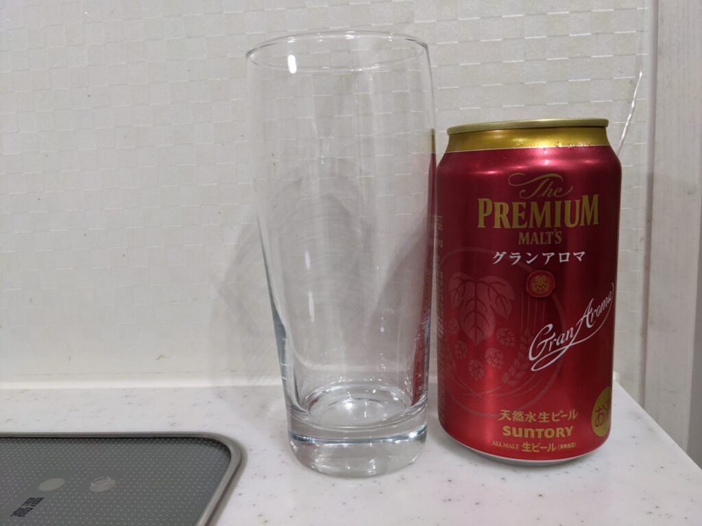 グラスと缶の「ザ・プレミアム・モルツ〈グランアロマ〉」
