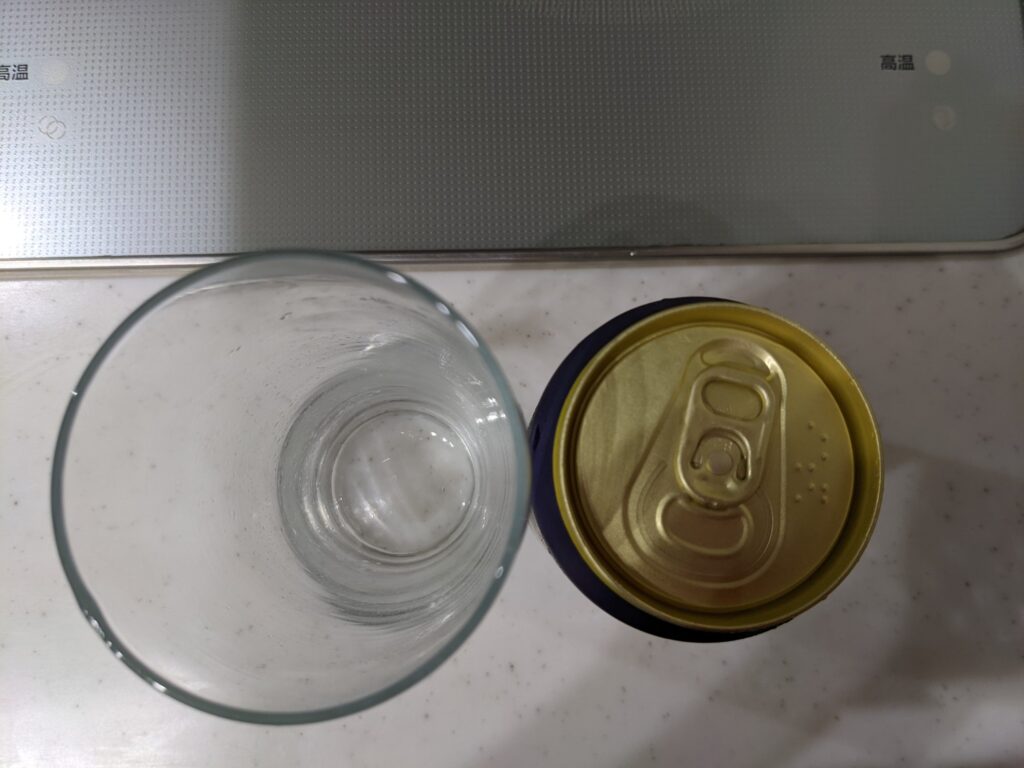 上から見たグラスと缶の「マスターズドリーム無濾過」