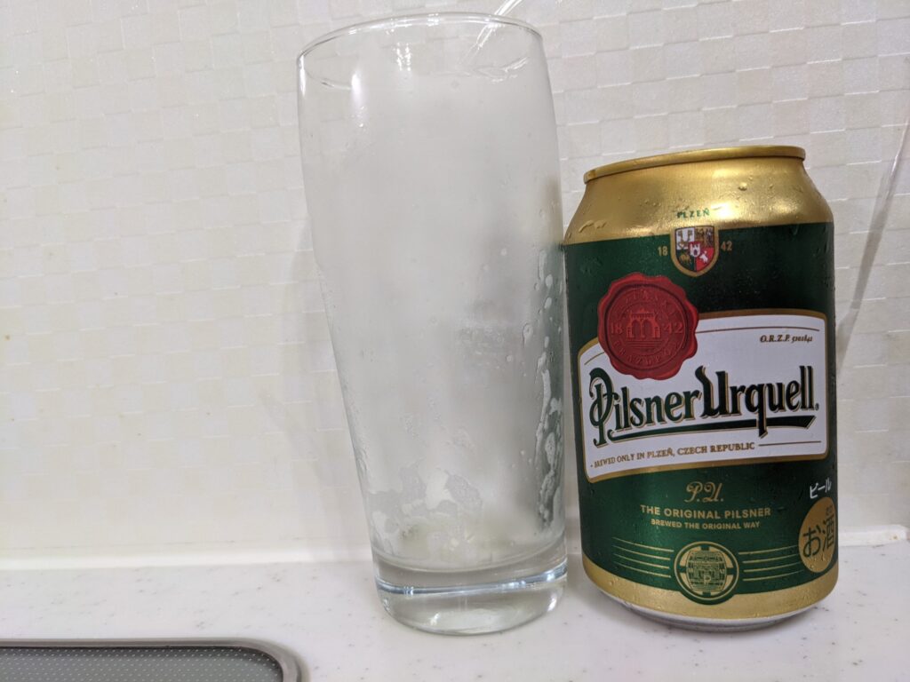 「ピルスナーウルケル」を飲み終えたグラスとその空き缶