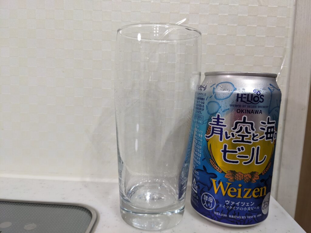 グラスと缶の「青い空と海のビール」