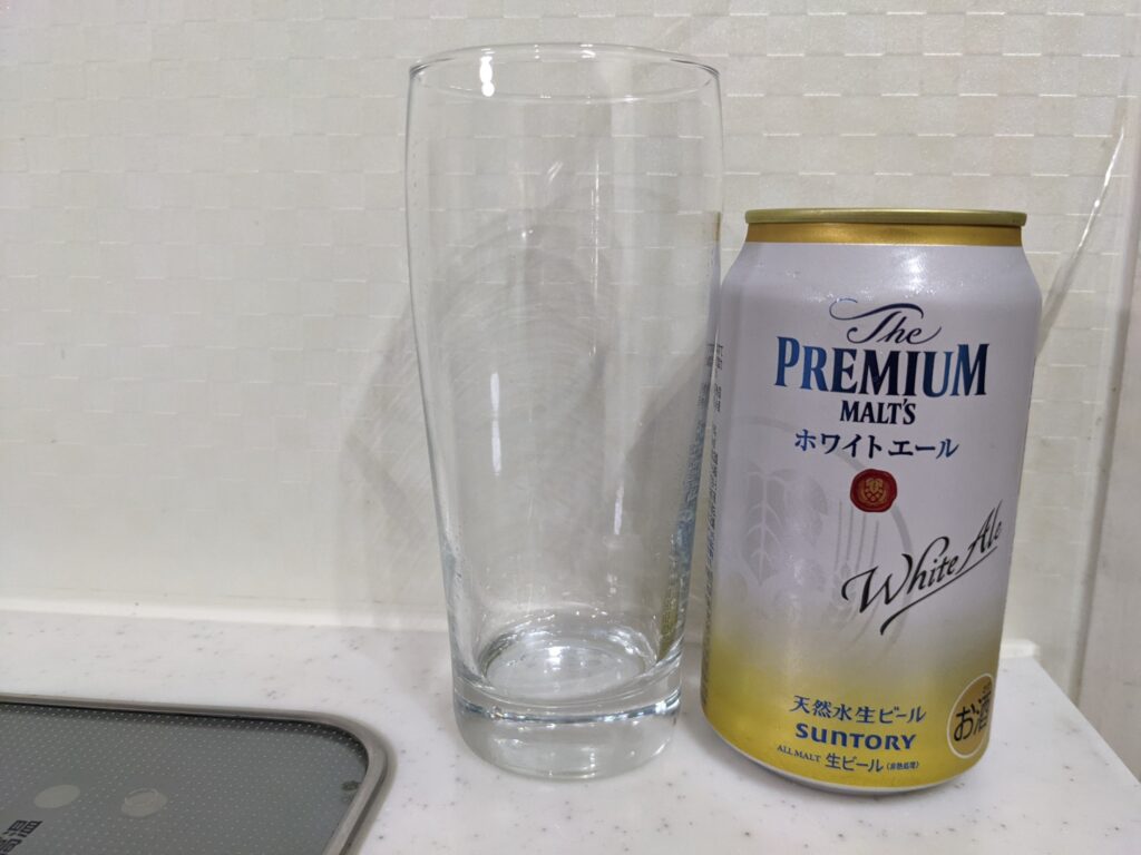 グラスと缶の「プレモルホワイトエール」