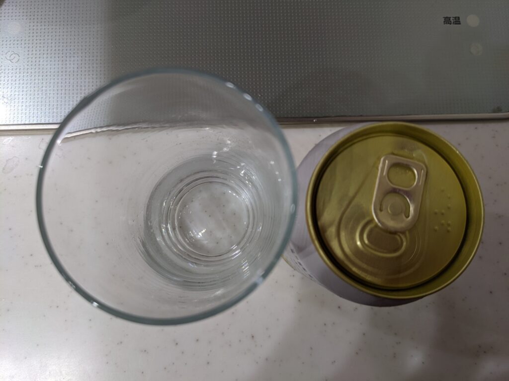 上から見たグラスと缶の「プレモルホワイトエール」
