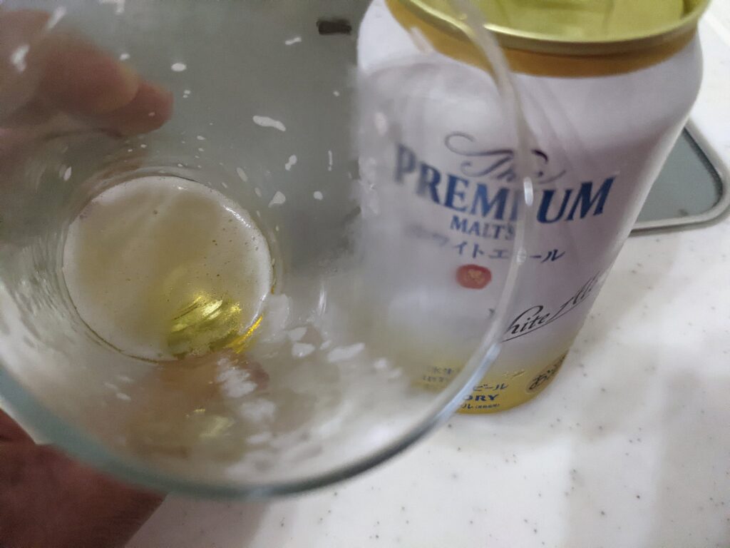 グラスに入った最後の一口程度の「プレモルホワイトエール」