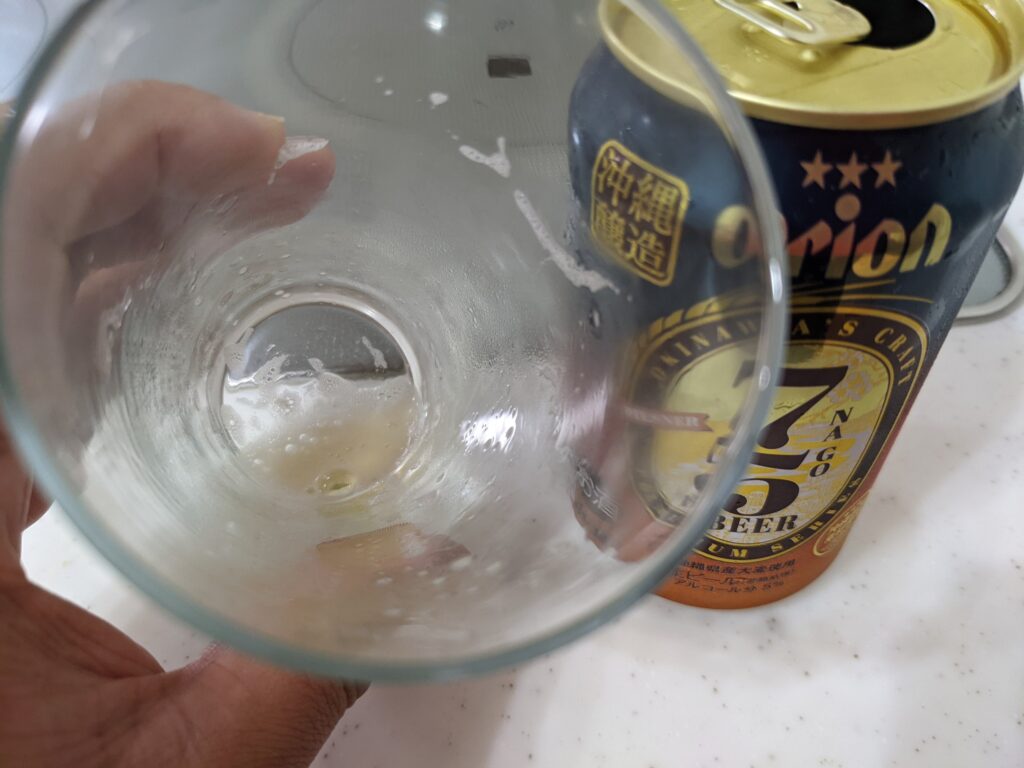 「75（名護）ビールピスルナー」を飲み終えたグラス