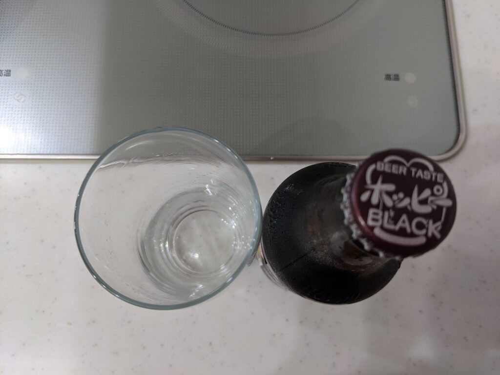 上から見たグラスと瓶の黒ホッピー（ホッピーブラック）