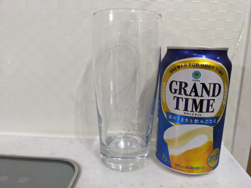 グラスと缶の「新ジャンルビールグランドタイム」