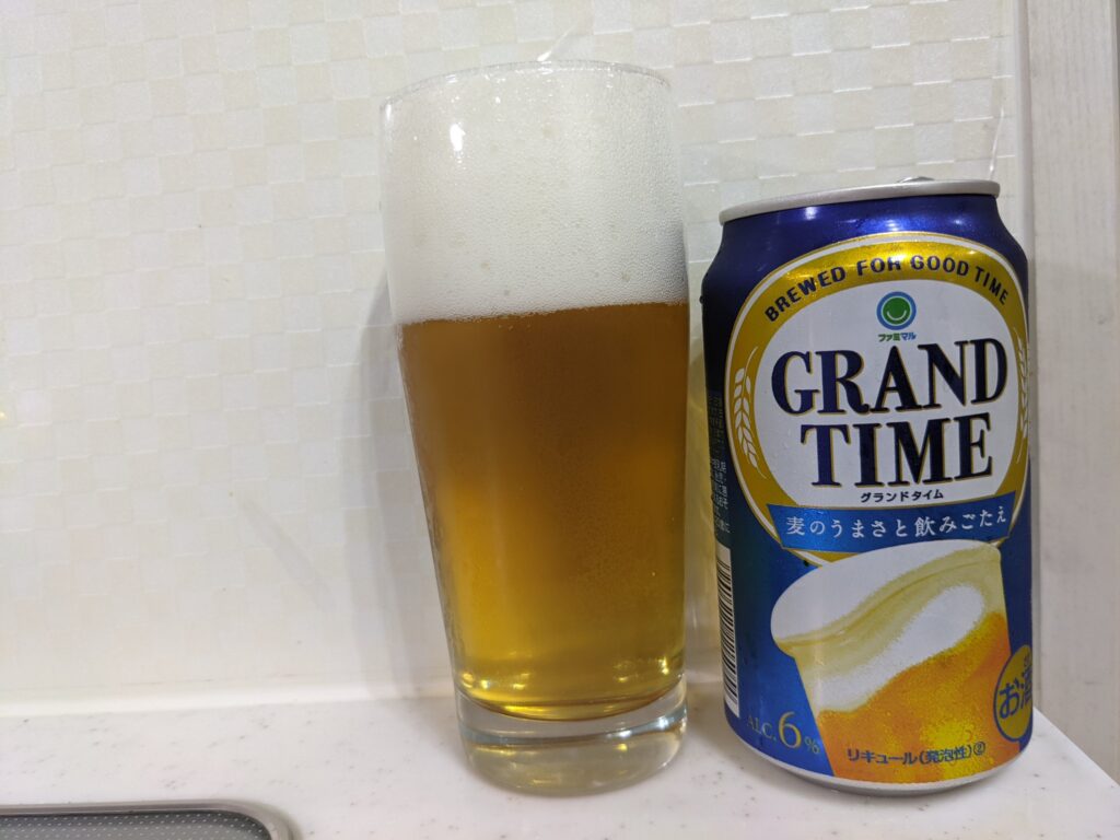 「新ジャンルビールグランドタイム」が注がれたグラスとその缶
