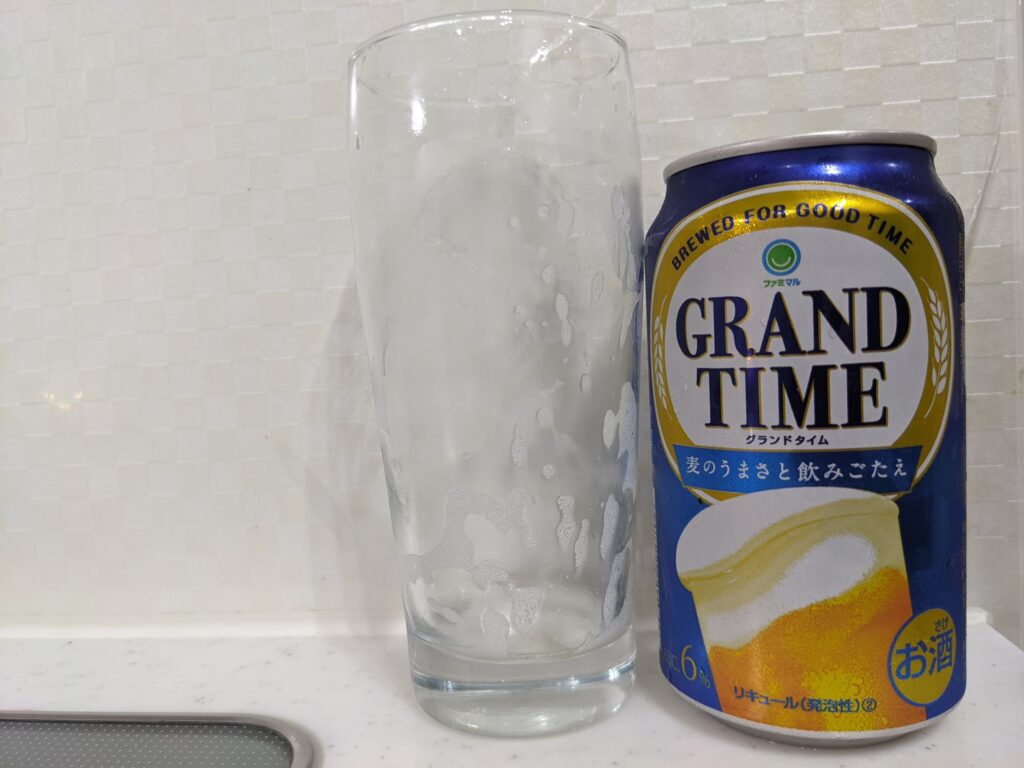 「新ジャンルビールグランドタイム」を飲み終えたグラスとその空き缶