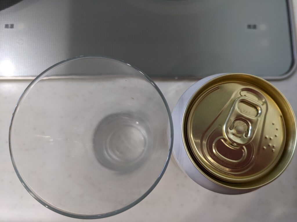 上から見たグラスと缶の「サッポロファイブスター」