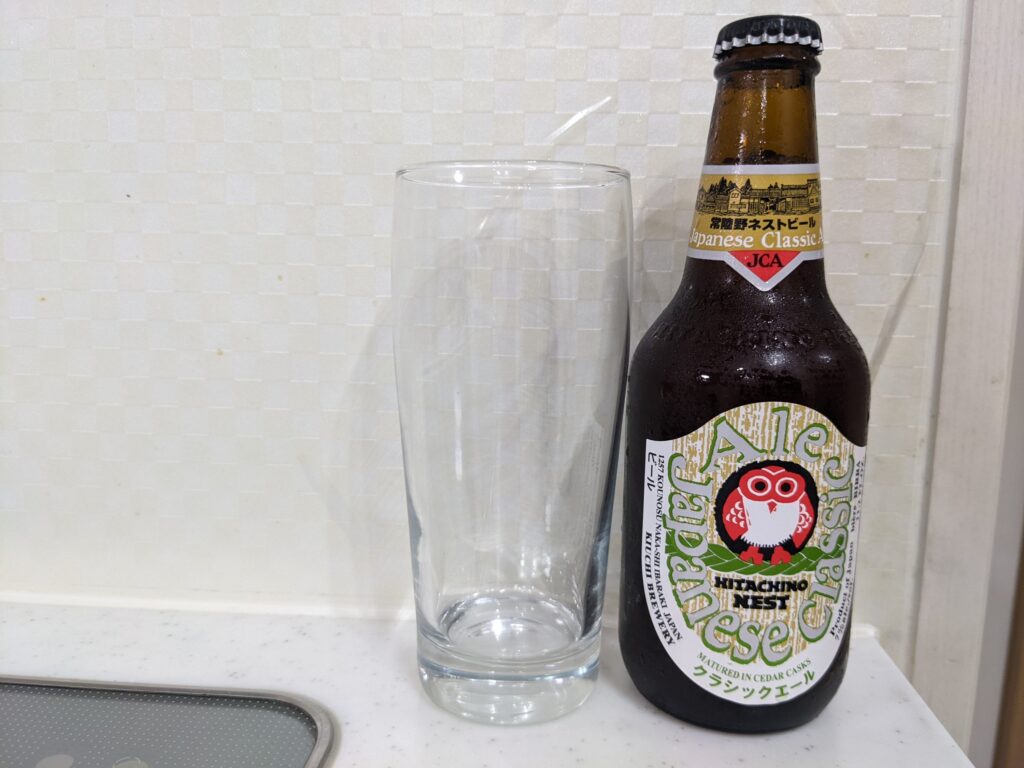 グラスと瓶の「ジャパニーズクラシックエール常陸野ネストビール」