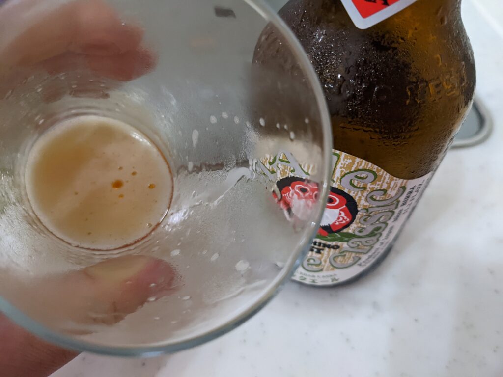 最後の一口程度の「ジャパニーズクラシックエール常陸野ネストビール」が入ったグラス