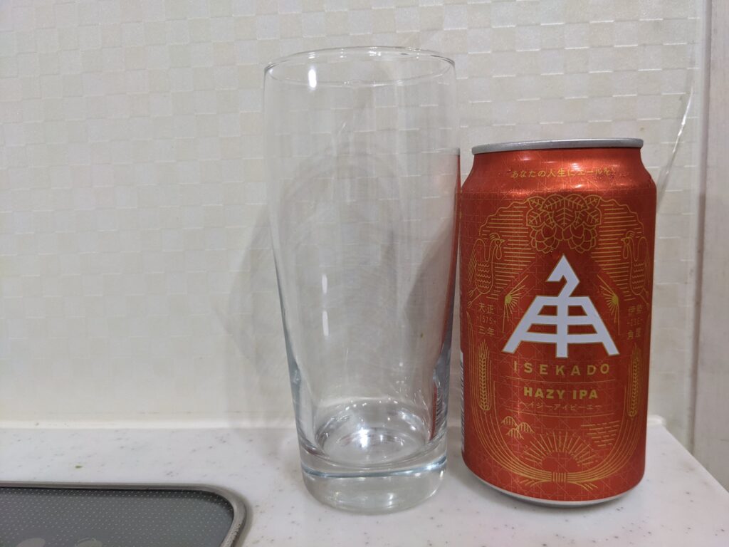 グラスと缶の「イセカドヘイジーIPA」