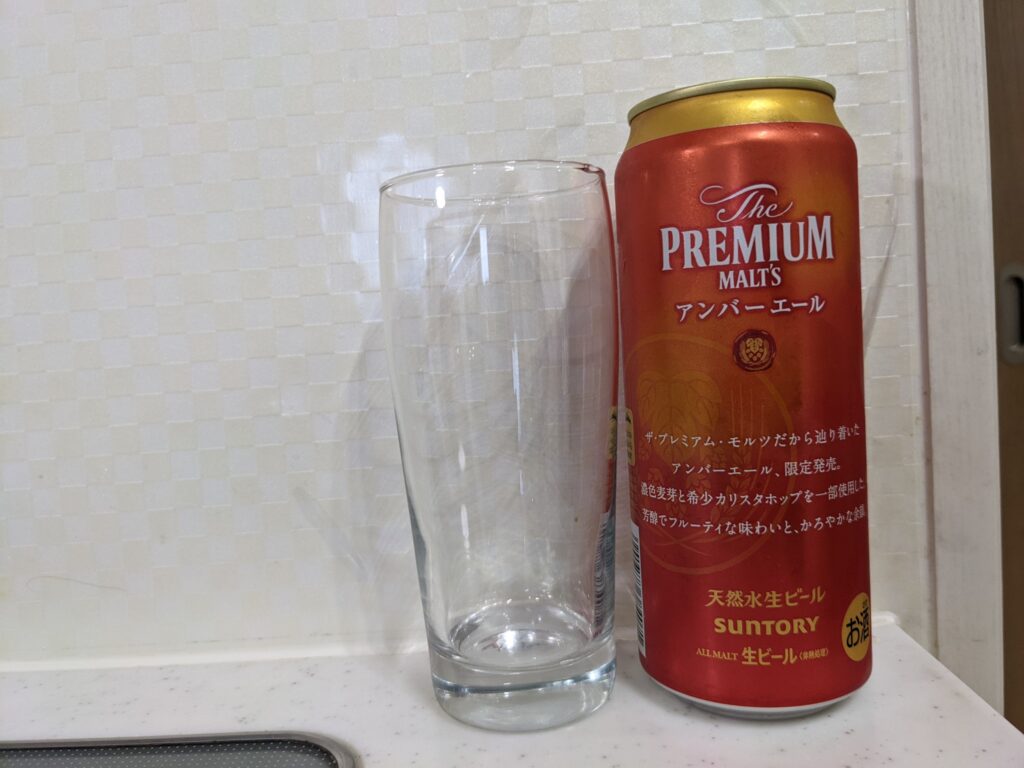 グラスと500ml缶の「アンバーエール（プレミアムモルツ）」