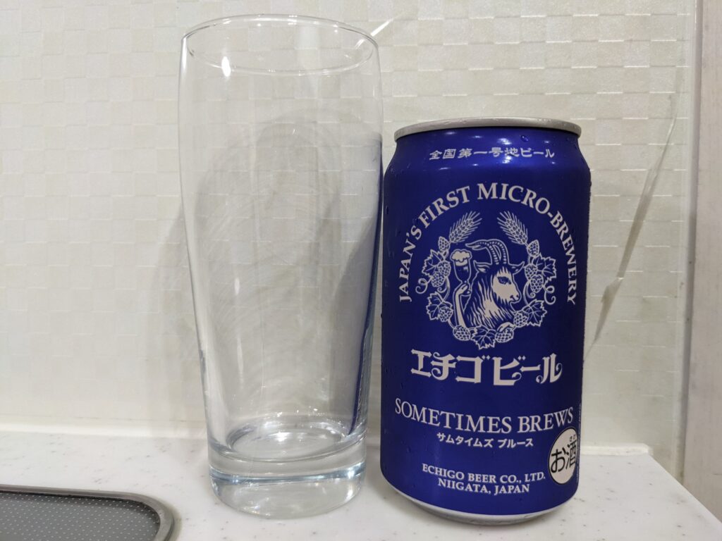 グラスと缶の「サムタイムズブルース（エチゴビール）」