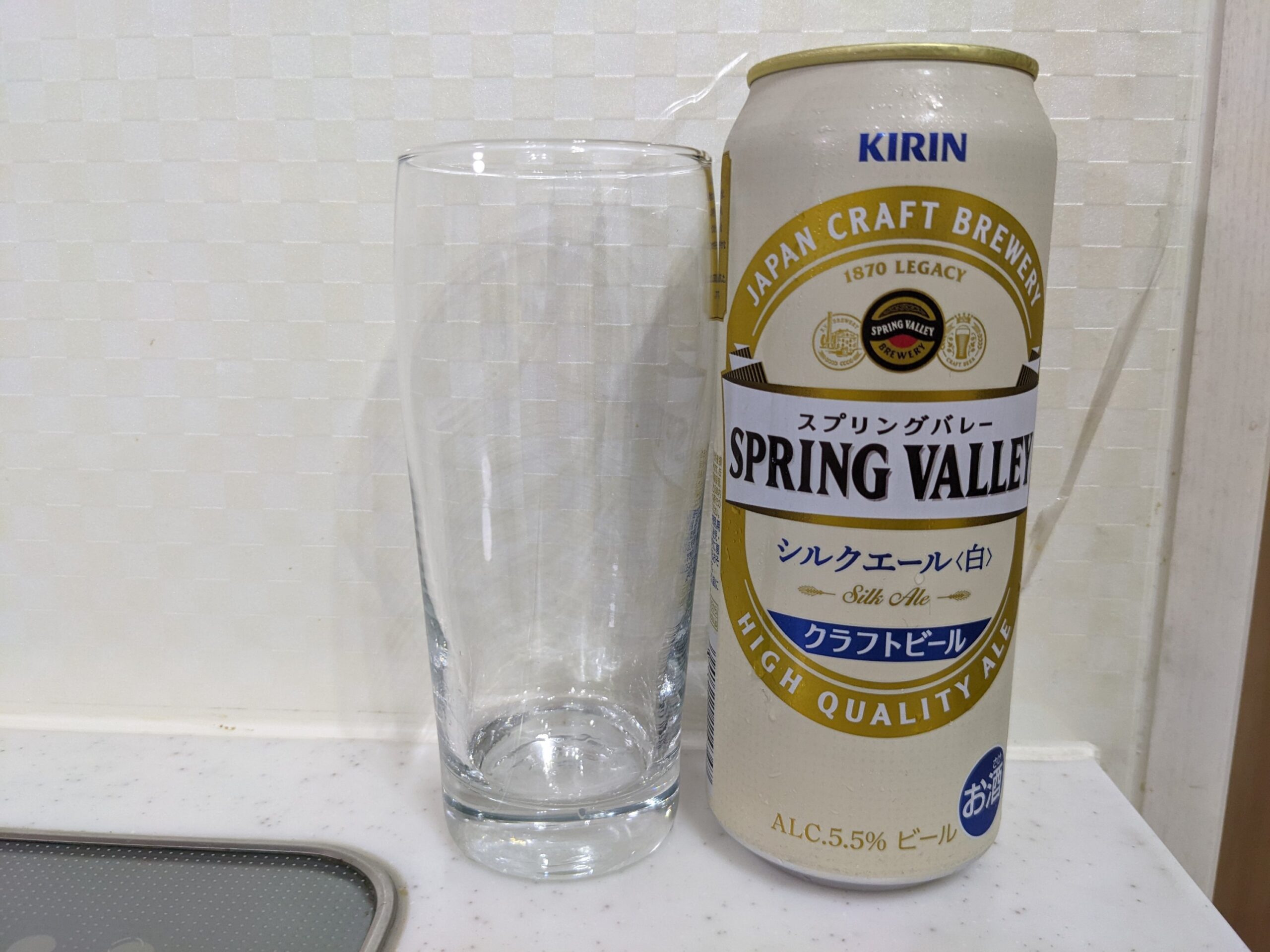 グラスと500ml缶の「シルクエール白（スプリングバレー）」